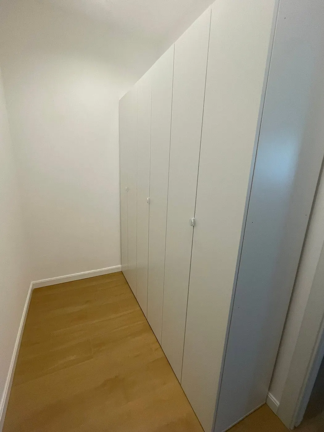 Armadio bianco a tutta parete