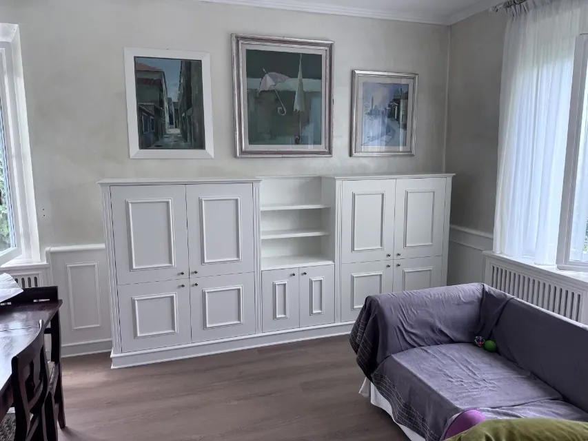 Credenza bianca con ante a pannello