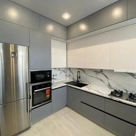 Cucina ad angolo grigia e bianca (foto 2)