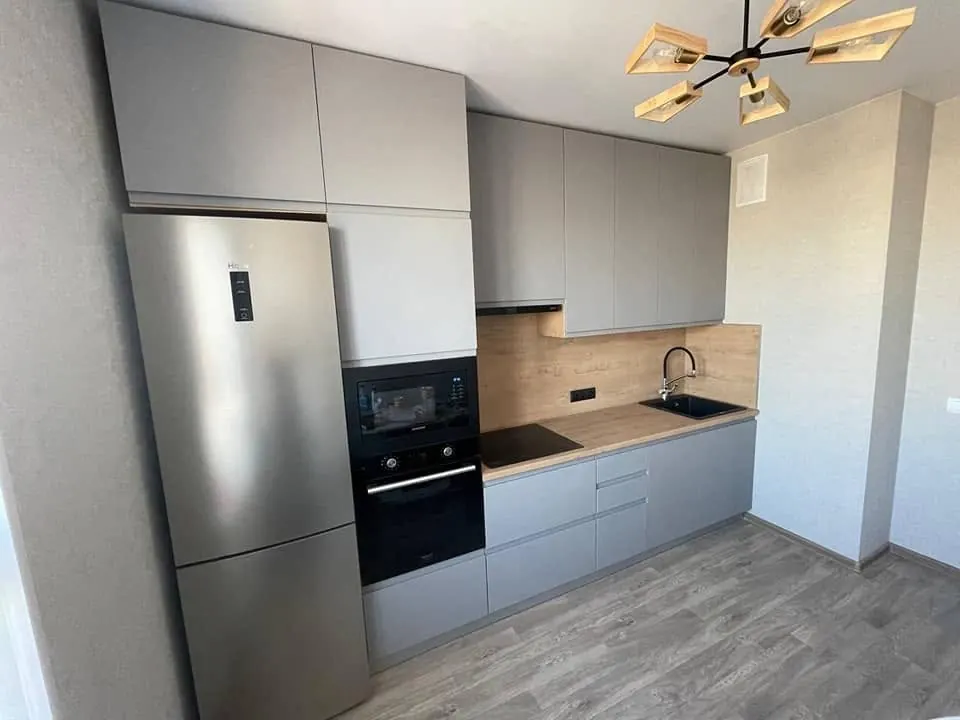 Cucina lineare grigia con top in legno (foto 2)