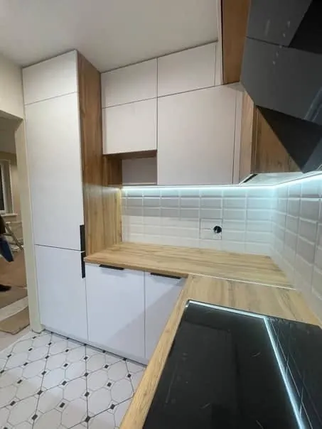 Cucina con luci LED sottopensile (foto 4)