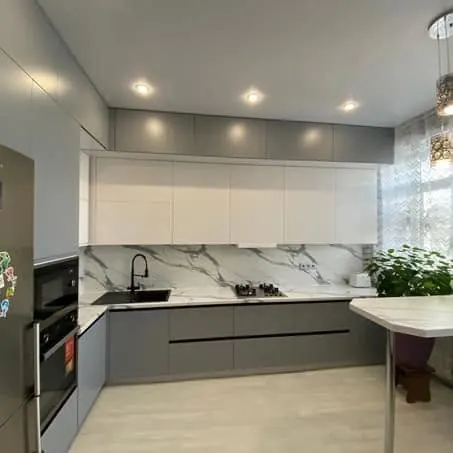Cucina ad angolo grigia e bianca