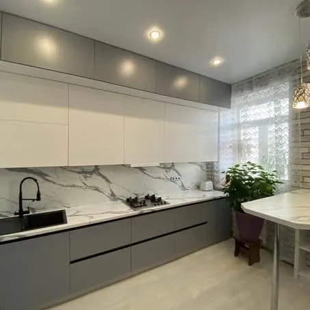Cucina ad angolo grigia e bianca (foto 4)